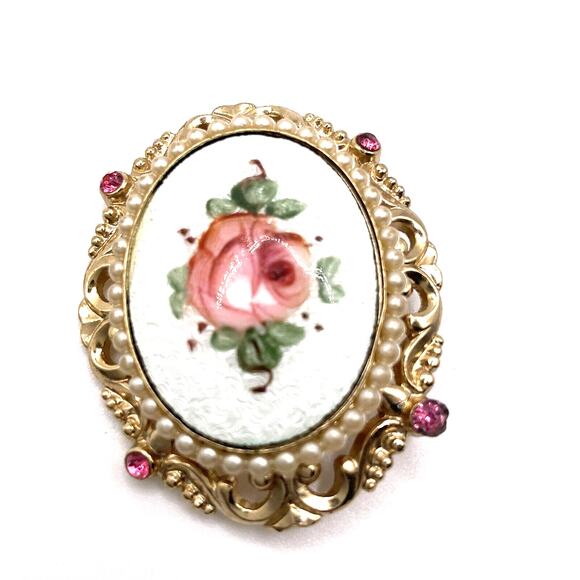 Vintage Coro Pegasus Brooch Guilloche Enamel Painted Rose Pin Signed 1940s - Picture 2 of 9